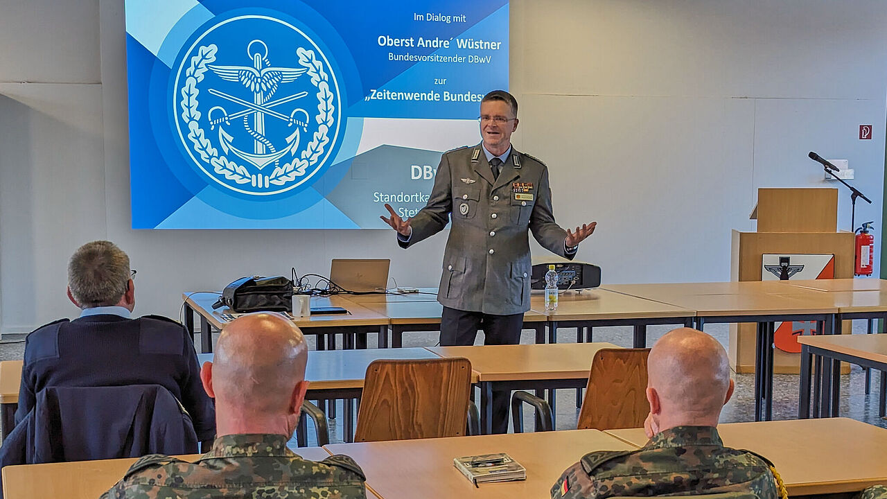 Bundesvorsitzender Oberst André Wüstner im Dialog mit Mitgliedern des DBwV beim Standorttag in Stetten a.k.M. Foto: Armin Brenning