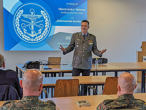 Bundesvorsitzender Oberst André Wüstner im Dialog mit Mitgliedern des DBwV beim Standorttag in Stetten a.k.M. Foto: Armin Brenning