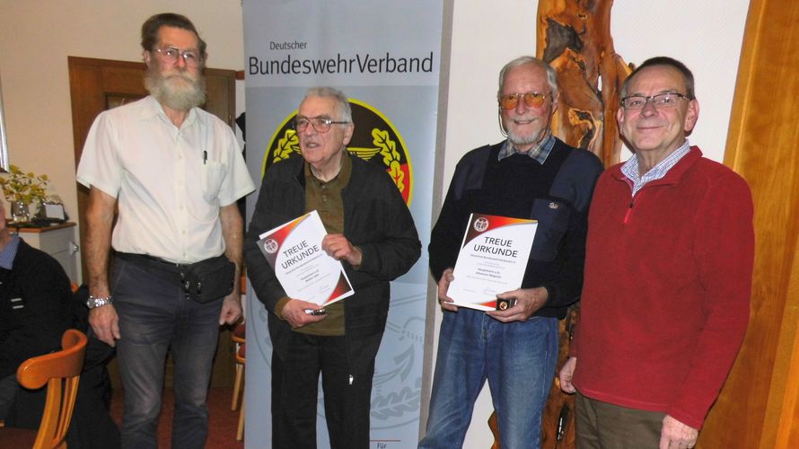 KERH-Vorsitzender Oberstleutnant d.R. Arved Fritze mit den ausgezeichneten Mitgliedern Hauptmann a.D. Walter Jahn und Hauptmann a.D. Johannes Maginot sowie Bezirksvorsitzender Harald Lott. Foto: Lotter