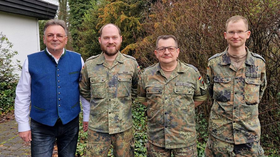 Bezirksvorsitzender Franz Jung (v.l.n.r.) mit dem neuen Vorstand der TruKa Ulrich-Kaserne mit Stellvertreter Hauptmann Marcel Mohr, Vorsitzendem Oberstabsfeldwebel Markus Eidenschink und Schriftführer Hauptfeldwebel Robert Mayr. Foto: TruKa Ulrich -Kaserne