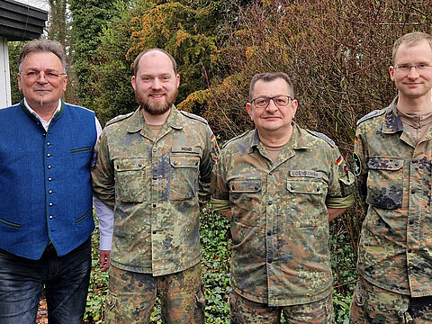 Bezirksvorsitzender Franz Jung (v.l.n.r.) mit dem neuen Vorstand der TruKa Ulrich-Kaserne mit Stellvertreter Hauptmann Marcel Mohr, Vorsitzendem Oberstabsfeldwebel Markus Eidenschink und Schriftführer Hauptfeldwebel Robert Mayr. Foto: TruKa Ulrich -Kaserne