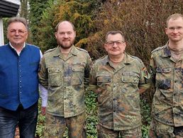 Bezirksvorsitzender Franz Jung (v.l.n.r.) mit dem neuen Vorstand der TruKa Ulrich-Kaserne mit Stellvertreter Hauptmann Marcel Mohr, Vorsitzendem Oberstabsfeldwebel Markus Eidenschink und Schriftführer Hauptfeldwebel Robert Mayr. Foto: TruKa Ulrich -Kaserne