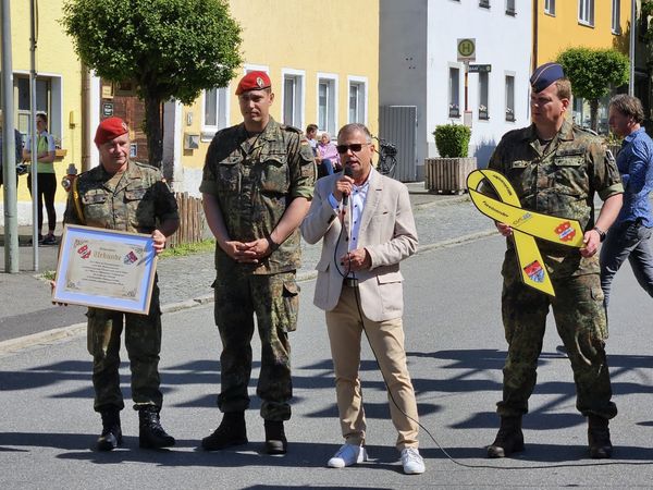 Die feierliche Übergabe der „Gelben Schleifen“ durch Bezirksvorsitzenden Stabsfeldwebel Christian Schleicher an den Ersten Bürgermeister Karlheinz Budnik unterstützte eine Abordnung der Pateneinheit des PzArtBtl 131 unter Führung von Batteriechef Major Knorn. Foto: DBwV/Christian Schleicher