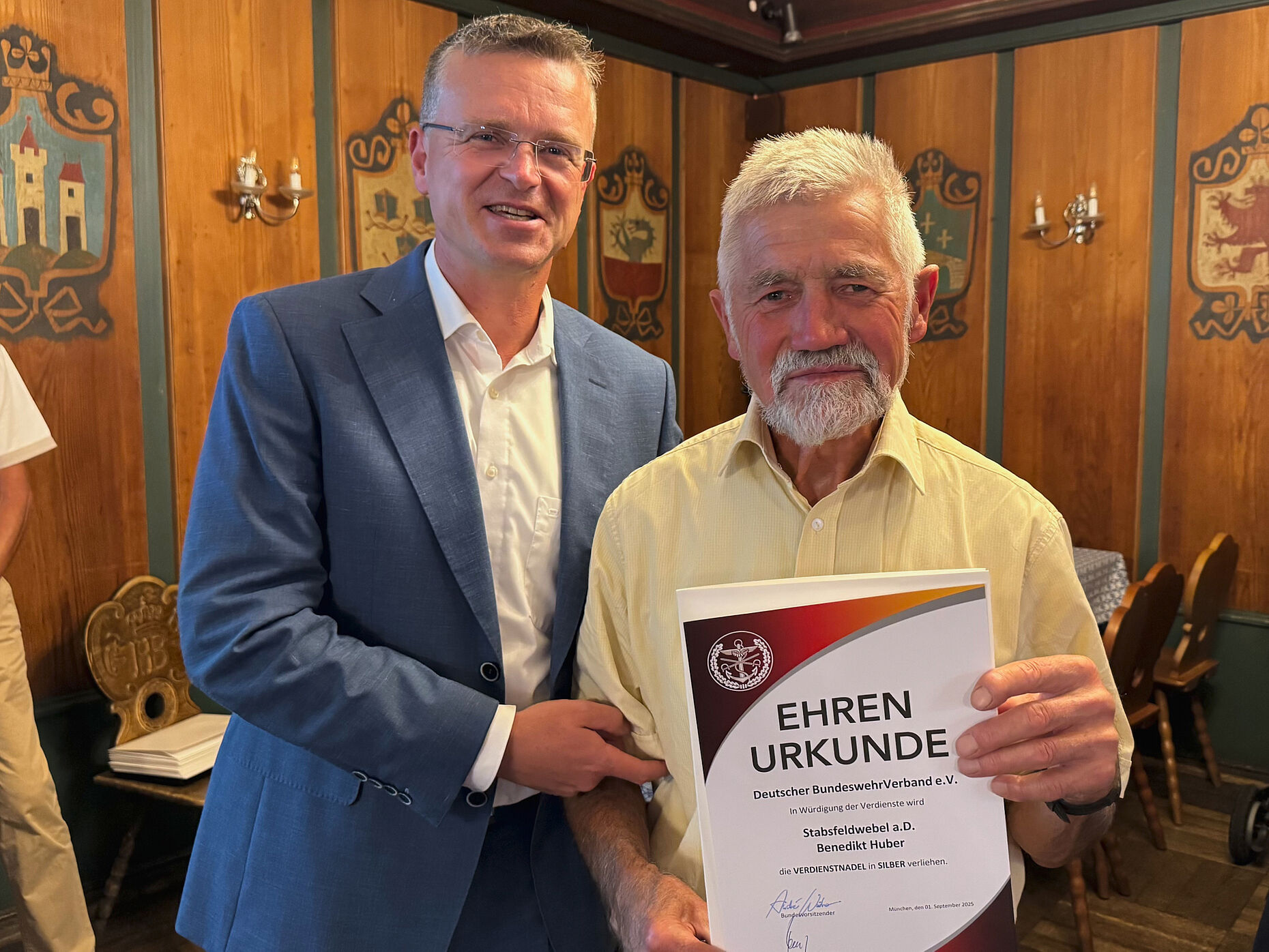 Vorstandsmitglied Stabsfeldwebel a.D. Benedikt Huber freute sich über die Auszeichnung durch Oberst André Wüstner. Foto: Hubert Reiter