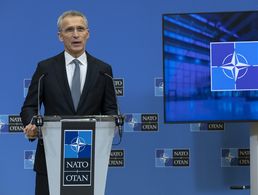 Im Vorfeld des Außenministertreffens gab Nato-Generalsekretär Jens Stoltenberg auf einer Pressekonferenz die Schwerpunkte der Konferenz bekannt. Foto: Nato