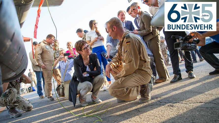 Verteidigungsministerin Annegret Kramp-Karrenbauer (CDU) im Gespräch mit Soldaten bei einem Besuch des deutschen Kontingents in Jordanien. Die Politikerin ist seit Juli 2019 im Amt. Foto: Bundeswehr/Jana Neumann