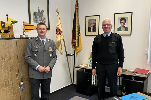 Der Bundesvorsitzende Oberstleutnant André Wüstner (l.) tauschte sich in Dresden mit dem Kommandeur der OSH aus, Brigadegeneral Olaf Rohde. Foto: DBwV/Oesterhus