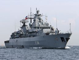 Die Fregatte F 216 "Schleswig-Holstein" löst die Fregatte "Lübeck" bei der Standing NATO Maritime Group 2 (SNMG 2) ab. Foto: Bundeswehr 