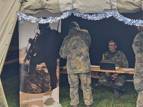 In Lebach nutzte der TruKa-Vorstand die vorweihnachtliche Zusammenkunft der DBwV-Mitglieder, um die Mitgliedsdaten auf Stand zu bringen.     Foto: OStGefr Dennis Wack