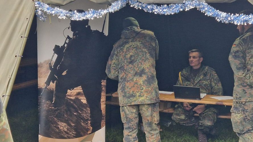 In Lebach nutzte der TruKa-Vorstand die vorweihnachtliche Zusammenkunft der DBwV-Mitglieder, um die Mitgliedsdaten auf Stand zu bringen.     Foto: OStGefr Dennis Wack