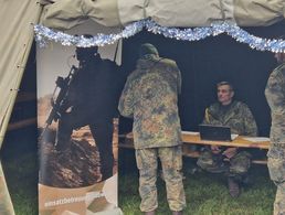 In Lebach nutzte der TruKa-Vorstand die vorweihnachtliche Zusammenkunft der DBwV-Mitglieder, um die Mitgliedsdaten auf Stand zu bringen.     Foto: OStGefr Dennis Wack