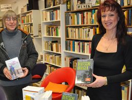 Katrin van Treek (r.) übergibt die Literaturspende an Marlies Linde (l.), Mitglied im Vorstand des „Kulturprojekts Stadtinsel Havelberg e.V. Foto: Redaktion Havelberg