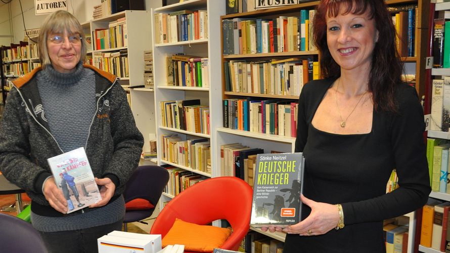 Katrin van Treek (r.) übergibt die Literaturspende an Marlies Linde (l.), Mitglied im Vorstand des „Kulturprojekts Stadtinsel Havelberg e.V. Foto: Redaktion Havelberg