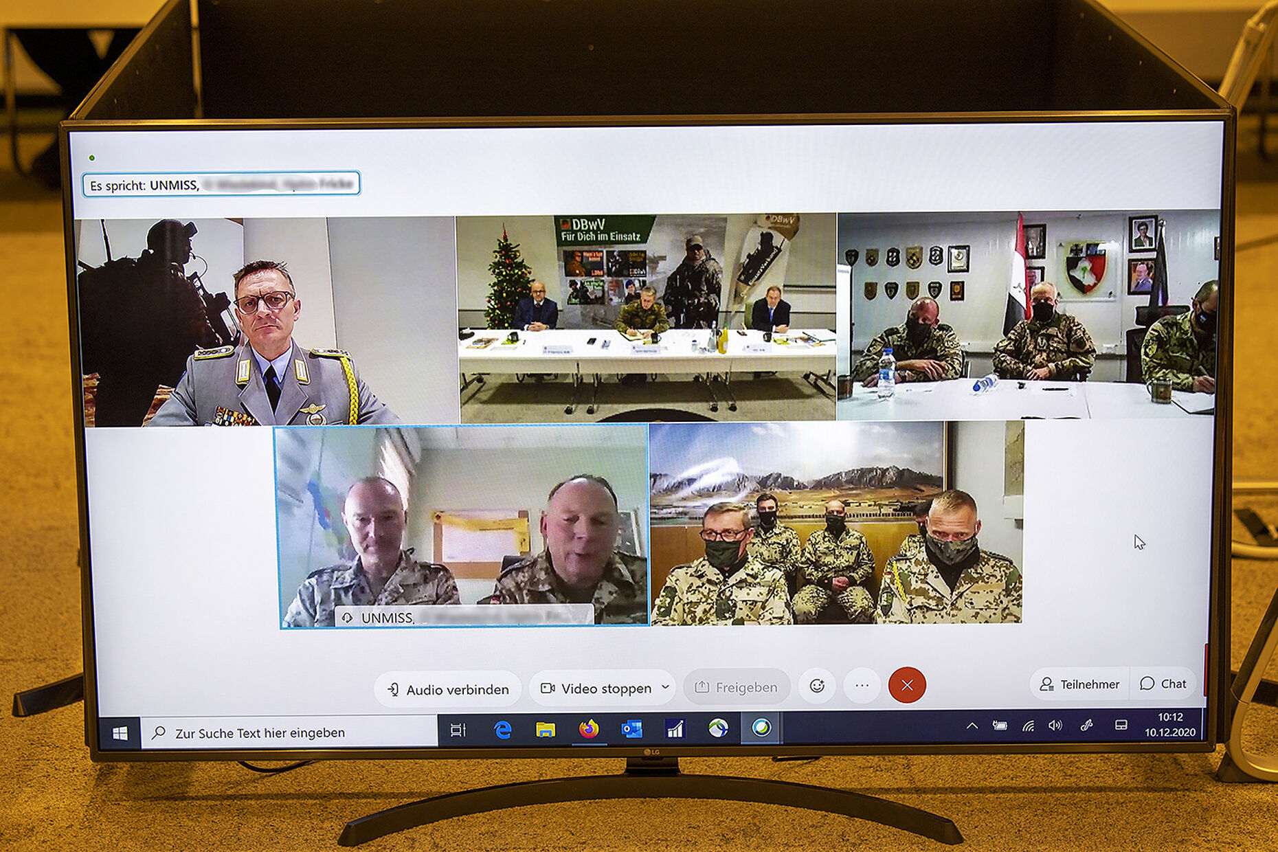 Zugeschaltet waren die Einsatzgebiete in Afghanistan, im Nordirak und im Südsudan. Links oben im Bild Oberstabsfeldwebel Frank Schmitt, Beauftragter für die DBwV-Ansprechpartner im Auslandseinsatz. Foto: DBwV/Yann Bombke