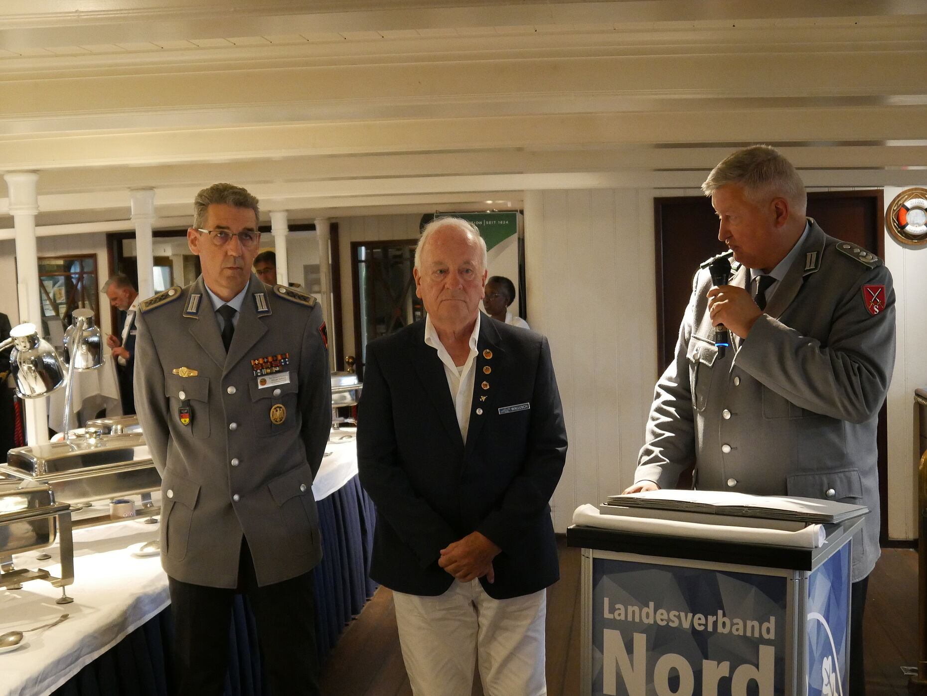 Der stellvertretende Landesvorsitzende, Oberstabsfeldwebel Oliver Sekuli (von links), das neue Ehrenmitglied Johannes Wallusch und Oberst Thomas Behr. Foto: DBwV