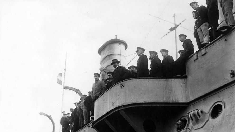 Novemberrevolution 1918: Ansprache des Gouverneurs Gustav Noske an U-Boot-Mannschaften in Kiel