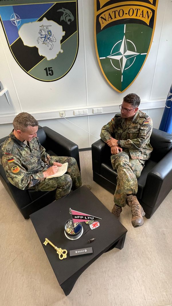 Oberstleutnant i.G Marcel Bohnert (l.) im Gespräch mit dem Kommandeur der eFP Battlegroup, Oberstleutnant Marek Krüger. Foto: DBwV