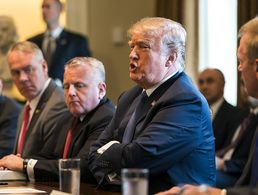Donald Trump bei einer Kabinettssitzung am 9. April. Seine Botschaften verkündet der US-Präsident am liebsten über Twitter. Foto: Imago