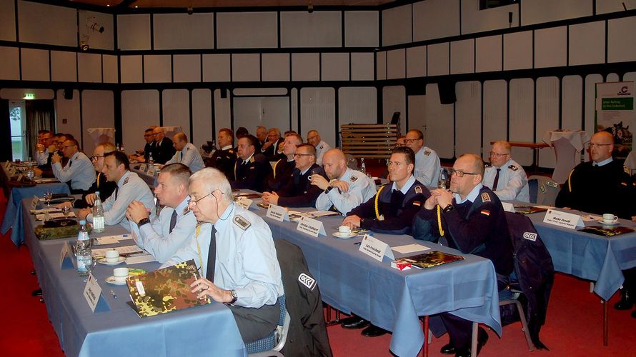 An der Tagung nahmen rund 30 Chefs und Spieße teil.