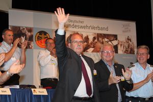 Stabshauptmann a.D. Hartmut Schönmeyer wird nicht erneut für den Bundesvorstand kandidieren. Der Bundesvorsitzende bedankte sich bei ihm mit emotionalen Worten Foto: DBwV/Kaminsky