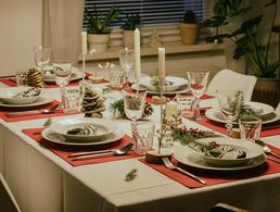 Im Rahmen der Initiative #DerLeereStuhl lassen jedes Jahr zu Weihnachten Familien einen Platz an ihren Tafeln frei, um so an Gefallene der Bundeswehr zu denken und Solidarität mit Einsatzveteranen und Hinterbliebenen zu demonstrieren. Foto. pixabay