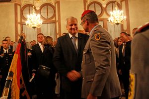 Horst Seehofer übergibt Brigadegeneral Michael Podzus, Stv. Kommandeur der 10. Panzerdivision, das Ehrenband zur Truppenfahne.(Quelle: Bundeswehr, Rabe)