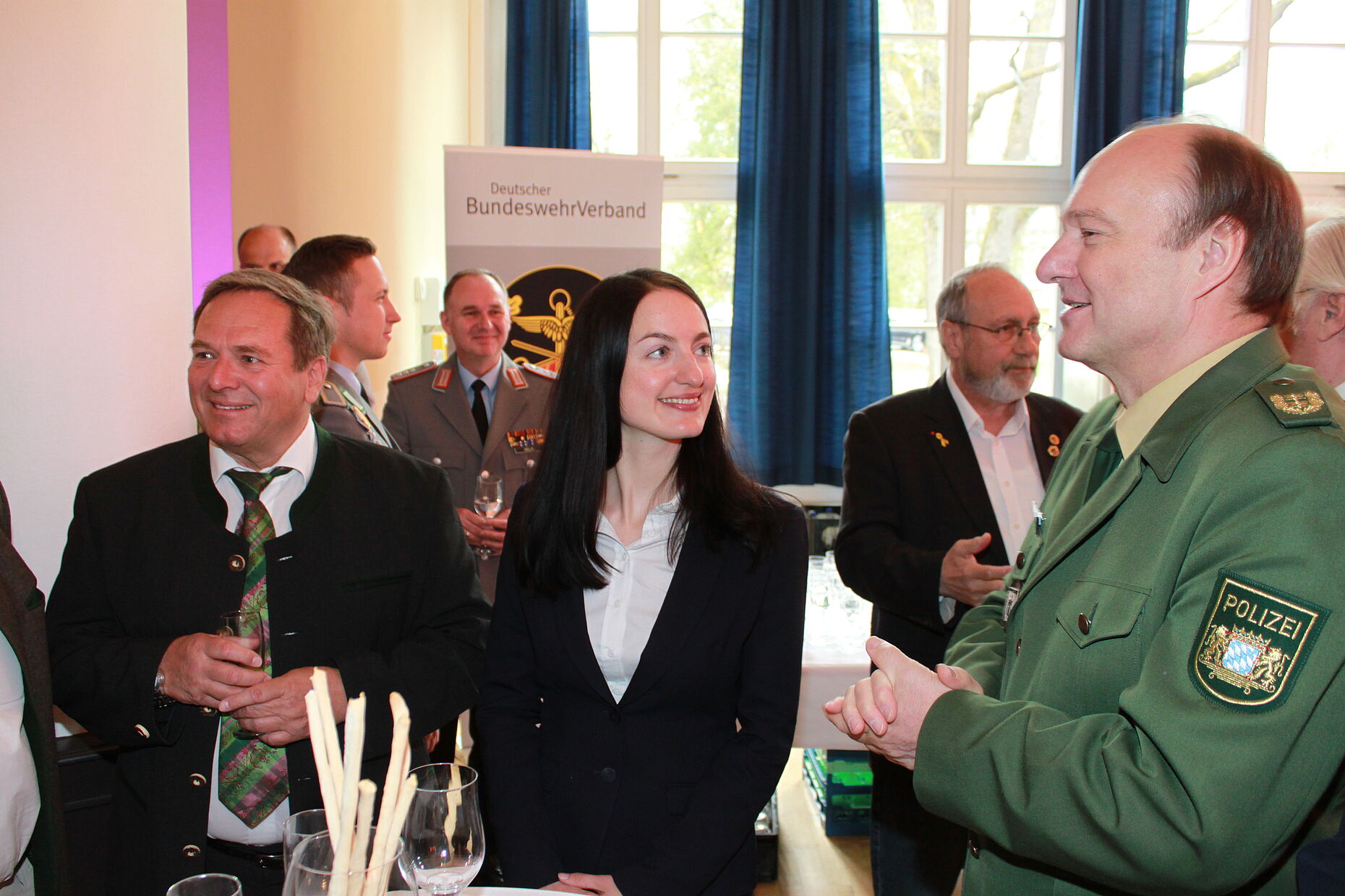 Im Gespräch:  Oberstlt a.D. Heinrich Stadelmaier , MdB Julia Obermeier (CSU) und Polizeipräsident München Hubertus Andrä (v.l.n.r.)