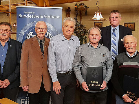Gäste und geehrte Mitglieder: Stellvertretender Landrat Willi Hogger (v.l.), Norbert Frühwald, Bernhard Seiberl, Anton Sedlmeier, Rudolf Schmalhofer und Vorsitzender ERH Bernhard Hauber. Foto: Gert Schmidt 