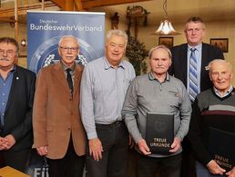 Gäste und geehrte Mitglieder: Stellvertretender Landrat Willi Hogger (v.l.), Norbert Frühwald, Bernhard Seiberl, Anton Sedlmeier, Rudolf Schmalhofer und Vorsitzender ERH Bernhard Hauber. Foto: Gert Schmidt 