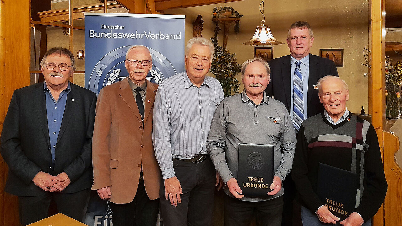 Gäste und geehrte Mitglieder: Stellvertretender Landrat Willi Hogger (v.l.), Norbert Frühwald, Bernhard Seiberl, Anton Sedlmeier, Rudolf Schmalhofer und Vorsitzender ERH Bernhard Hauber. Foto: Gert Schmidt 
