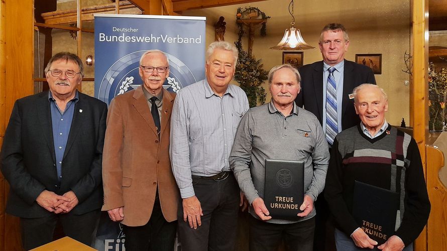 Gäste und geehrte Mitglieder: Stellvertretender Landrat Willi Hogger (v.l.), Norbert Frühwald, Bernhard Seiberl, Anton Sedlmeier, Rudolf Schmalhofer und Vorsitzender ERH Bernhard Hauber. Foto: Gert Schmidt 