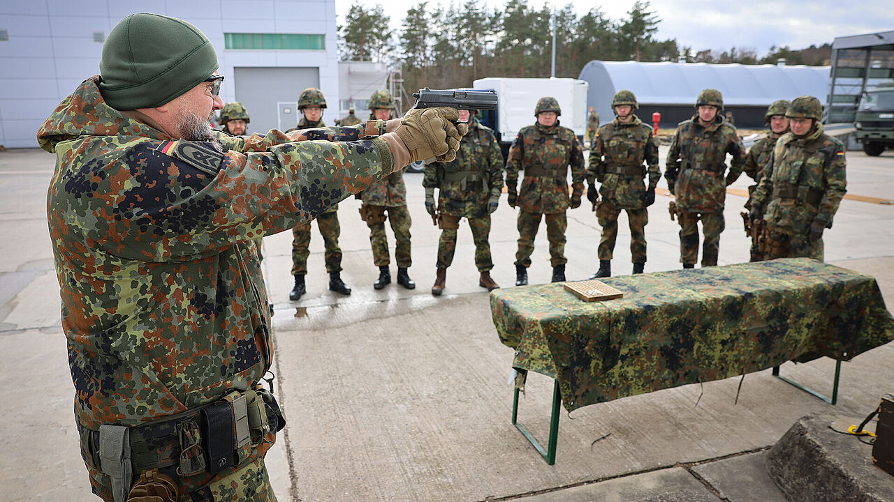 Reservisten bei einer Übung mit der Pistole P8: Die Grundbeorderung wird jetzt in eine Beorderung bis zum Ende der individuellen Dienstleistungspflicht umgewandelt. Foto: Bundeswehr/Anne Weinrich