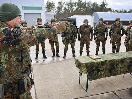 Reservisten bei einer Übung mit der Pistole P8: Die Grundbeorderung wird jetzt in eine Beorderung bis zum Ende der individuellen Dienstleistungspflicht umgewandelt. Foto: Bundeswehr/Anne Weinrich