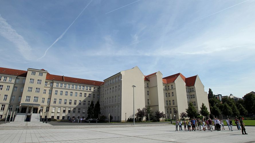 Den Verantwortlichen für die Vorschriftenlandschaft im BMVg gebührt für die Jahresleistung die Rute zum Nikolaustag Foto: Bundeswehr