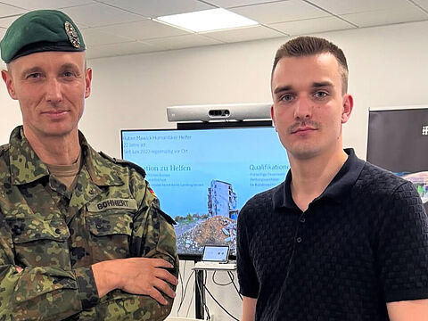 Oberstleutnant i.G. Marcel Bohnert, stellvertretender Bundesvorsitzender, traf Ruben Mawick bei einer Veranstaltung im Cyber Innovation Hub der Bundeswehr. Mawick ist Rettungssanitäter und hilft als Freiwilliger im Kriegsgebiet in der Ukraine. Foto: DBwV