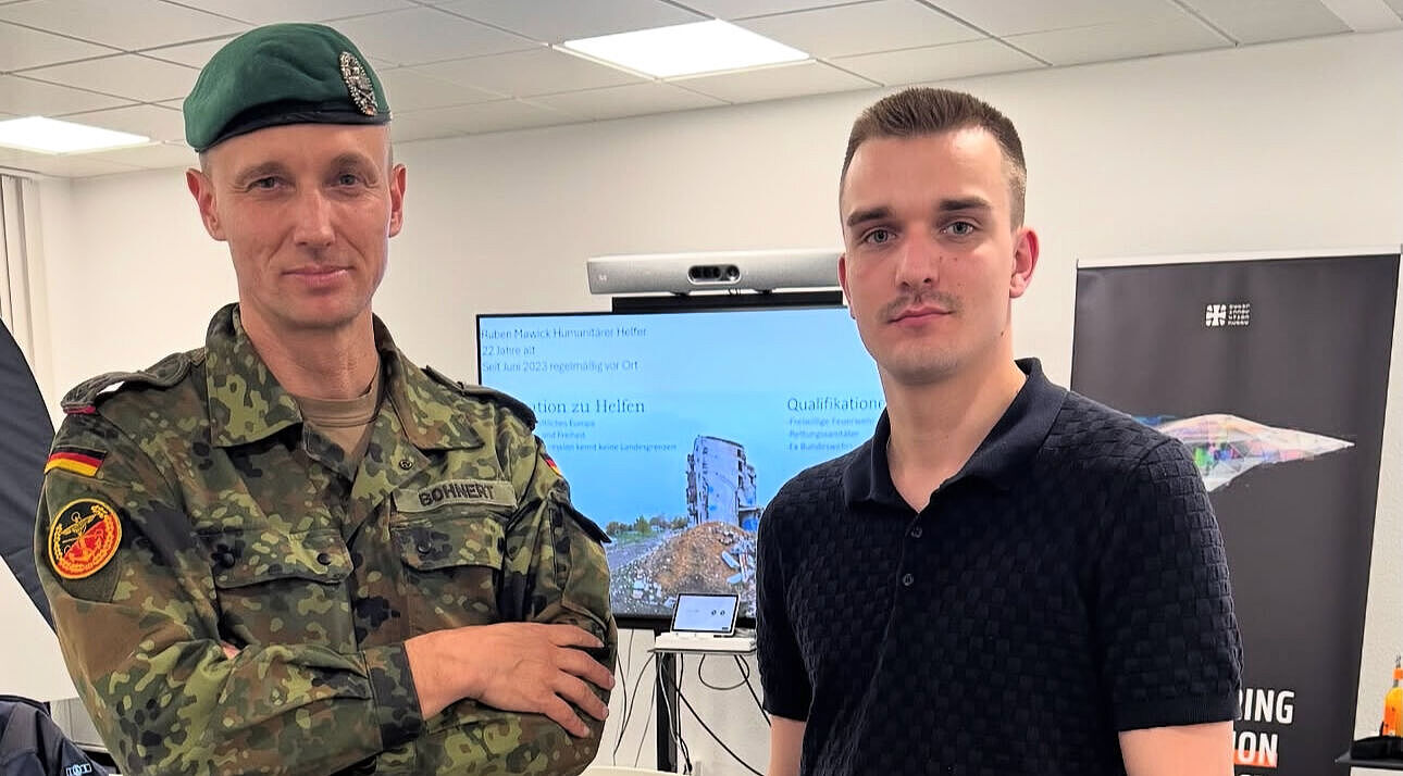Oberstleutnant i.G. Marcel Bohnert, stellvertretender Bundesvorsitzender, traf Ruben Mawick bei einer Veranstaltung im Cyber Innovation Hub der Bundeswehr. Mawick ist Rettungssanitäter und hilft als Freiwilliger im Kriegsgebiet in der Ukraine. Foto: DBwV