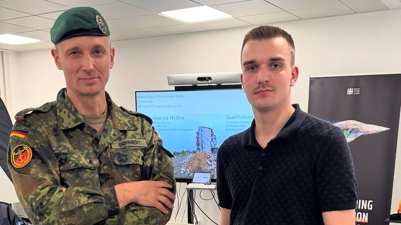 Oberstleutnant i.G. Marcel Bohnert, stellvertretender Bundesvorsitzender, traf Ruben Mawick bei einer Veranstaltung im Cyber Innovation Hub der Bundeswehr. Mawick ist Rettungssanitäter und hilft als Freiwilliger im Kriegsgebiet in der Ukraine. Foto: DBwV