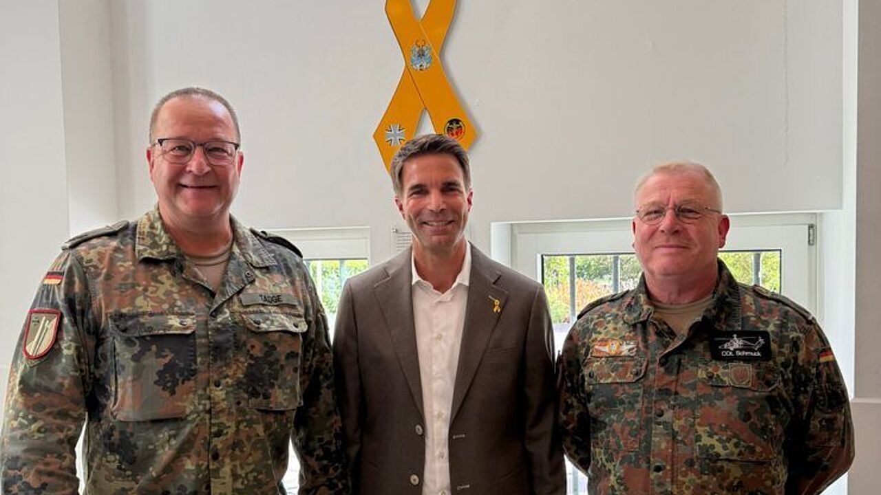 Oberstleutnant Heiko Tadge, Oberbürgermeister Dr.Jörg  Nigge und Oberst Sönke Schmuck. Foto: DBwV