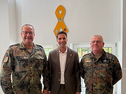 Oberstleutnant Heiko Tadge, Oberbürgermeister Dr.Jörg  Nigge und Oberst Sönke Schmuck. Foto: DBwV