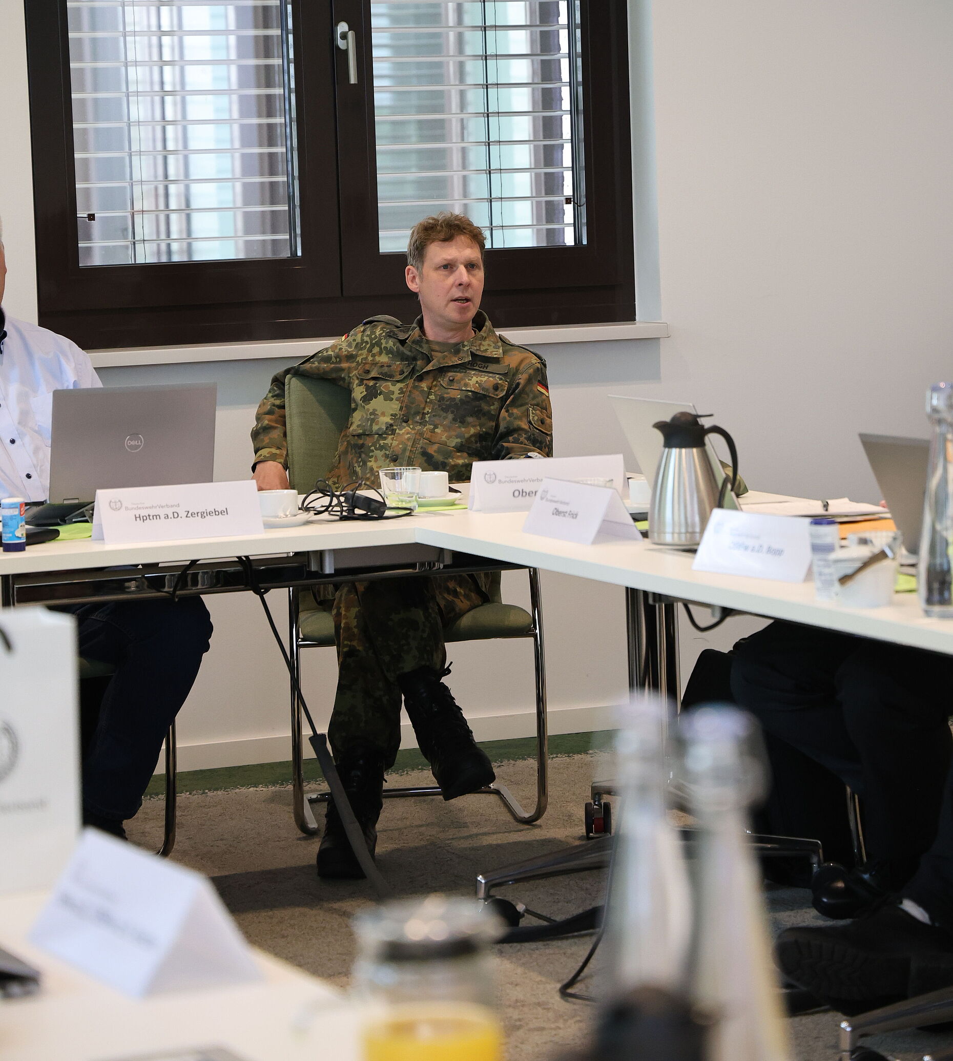 Oberstleutnant Norman Hogh brachte Neuigkeiten aus dem Veteranenbüro der Bundeswehr mit. Foto: DBwV/Eva Krämer