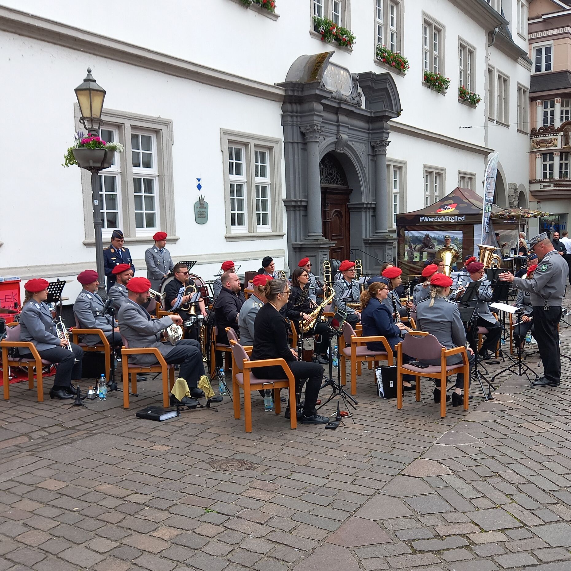 In Koblenz spielte der Reservistenmusikzug Trier zum Veteranentag auf. Foto: Gerald Arleth