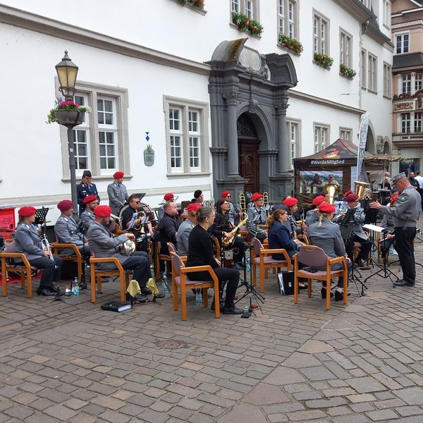 In Koblenz spielte der Reservistenmusikzug Trier zum Veteranentag auf. Foto: Gerald Arleth