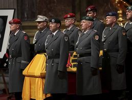 Eine Ehrenwache der Bundeswehr steht am Sarg des verstorbenen früheren Innenministers von Brandenburg, Jörg Schönbohm, beim Trauergottesdienst im Berliner Dom. Foto: picture alliance / AP Photo