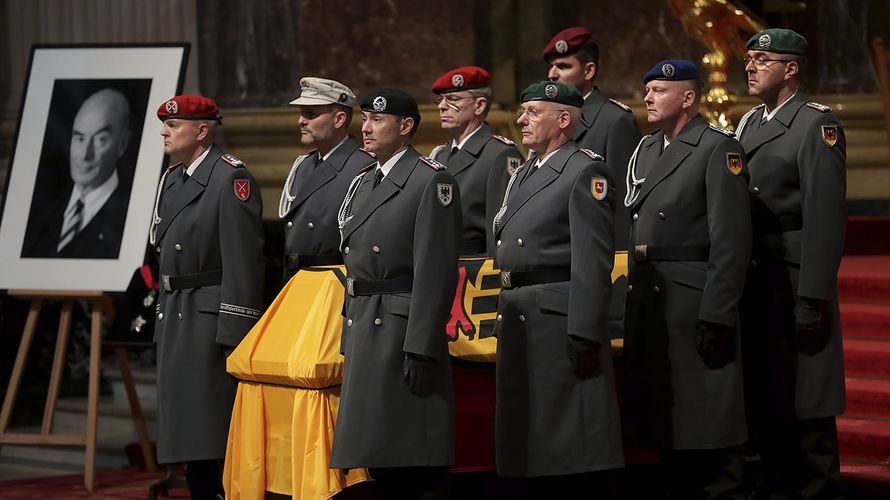 Eine Ehrenwache der Bundeswehr steht am Sarg des verstorbenen früheren Innenministers von Brandenburg, Jörg Schönbohm, beim Trauergottesdienst im Berliner Dom. Foto: picture alliance / AP Photo