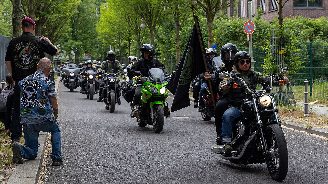Die Biker des Memorial Run 2024 bei ihrer Ankunft am Ehrenmal der Bundeswehr. Foto: DBwV/Yann Bombeke