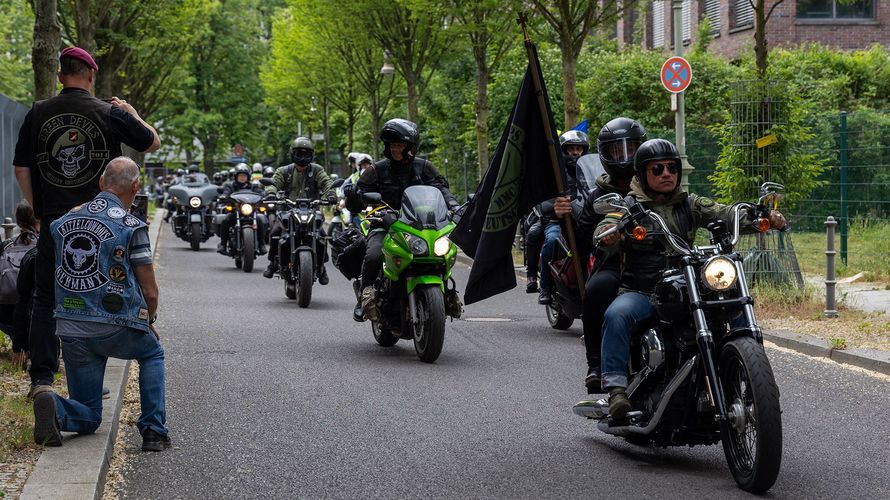 Die Biker des Memorial Run 2024 bei ihrer Ankunft am Ehrenmal der Bundeswehr. Foto: DBwV/Yann Bombeke