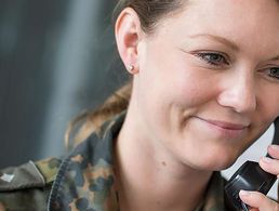 Die Bundeswehr unterstützt bei der Nachverfolgung von Corona-Infektionsketten. Die Soldaten helfen am Telefon mit Hilfe von Fragebögen. Foto: Bundeswehr/Jonas Weber