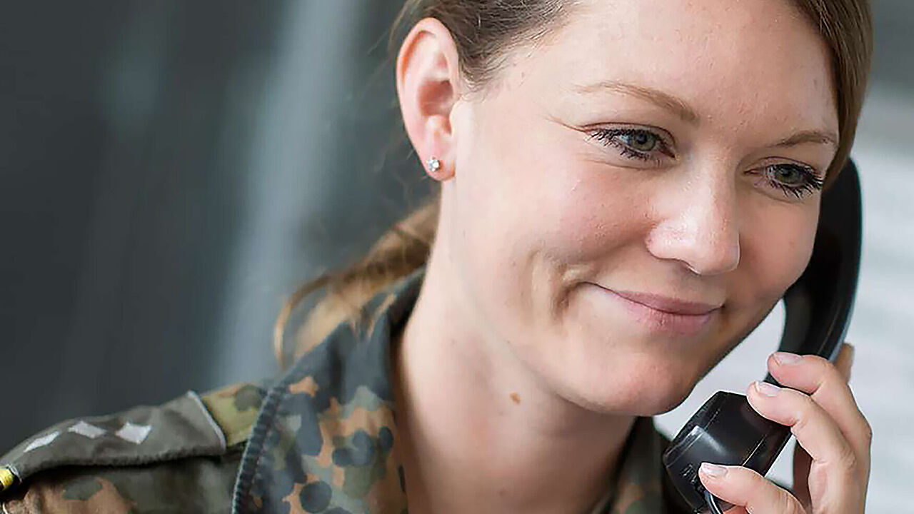 Die Bundeswehr unterstützt bei der Nachverfolgung von Corona-Infektionsketten. Die Soldaten helfen am Telefon mit Hilfe von Fragebögen. Foto: Bundeswehr/Jonas Weber