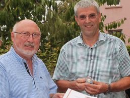 Ehrung des Kameraden Hauptmann d.R. Dieter Lücke (l.) zur 40-jährigen Mitgliedschaft im DBwV durch den Vorsitzender Hauptmann a.D. Hans-Jürgen Hoffmann Foto: Privat/Lücke