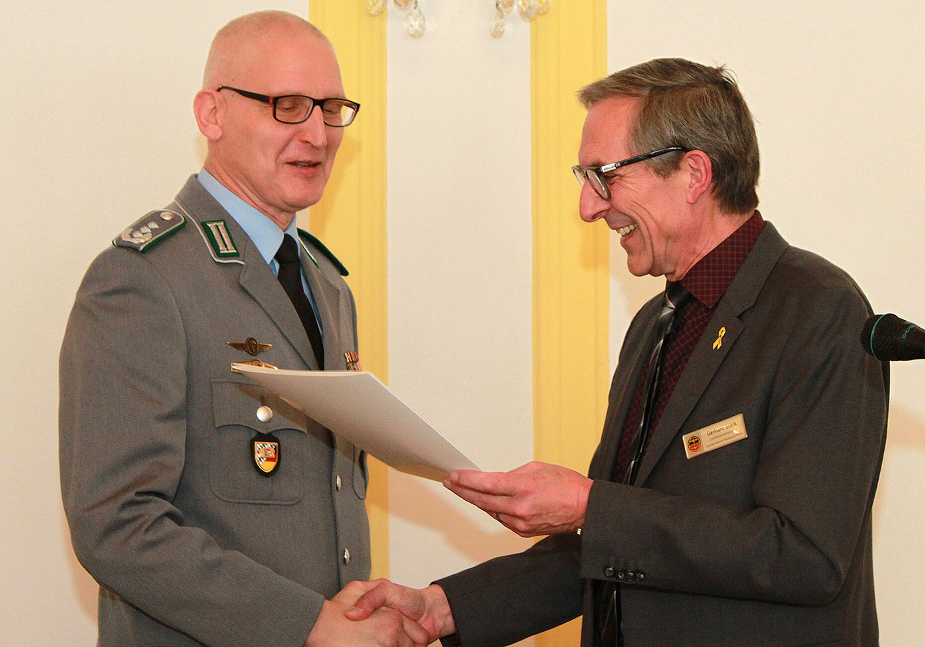 Oberst Ralf Klevin-von Fintel, Stv. Kommandeur Landeskommando Bayern, erhielt für 40-jährige Mitgliedschaft im DBwV die Treuenadel vom Landesvorsitzenden Gerhard Stärk. Foto: DBwV / Ingo Kaminsky